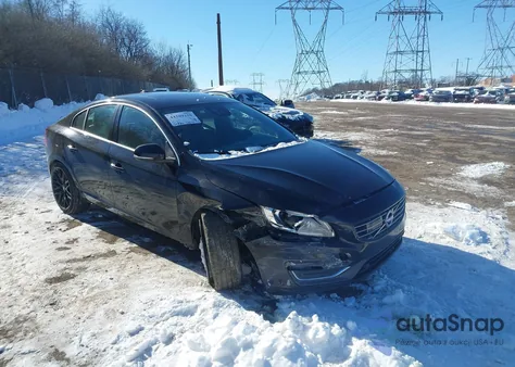 2015 Volvo S60 T6 Platinum z USA, uszkodzony, nr VIN YV149MFM1F2355145